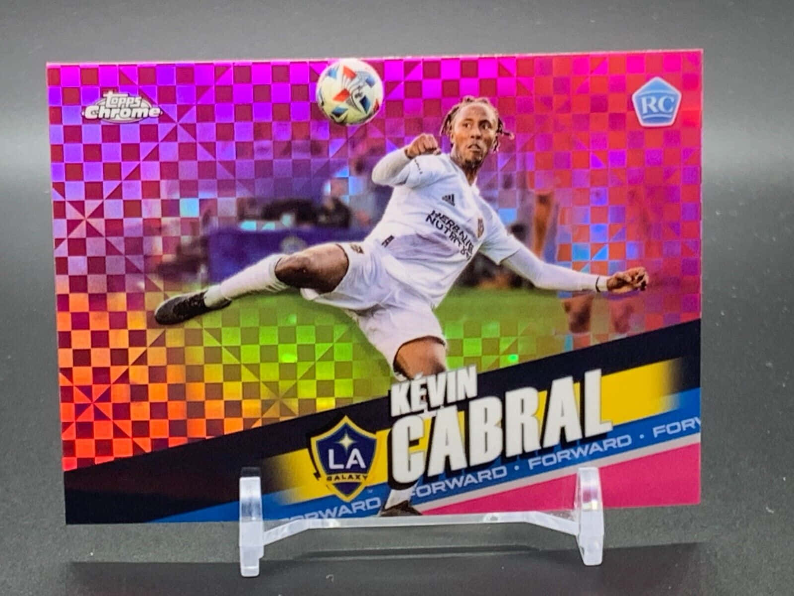 Kevin Cabral 的足球交易卡，動作中帶有全像背景。