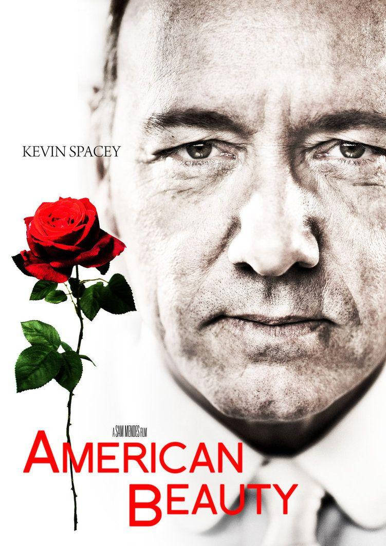 凱文·史派西在《美國美人》中的奧斯卡級演出 壁紙 — Kevin Spacey 的鮮明黑白肖像，臉旁有一朵鮮紅的玫瑰，營造出戲劇性的強烈感。