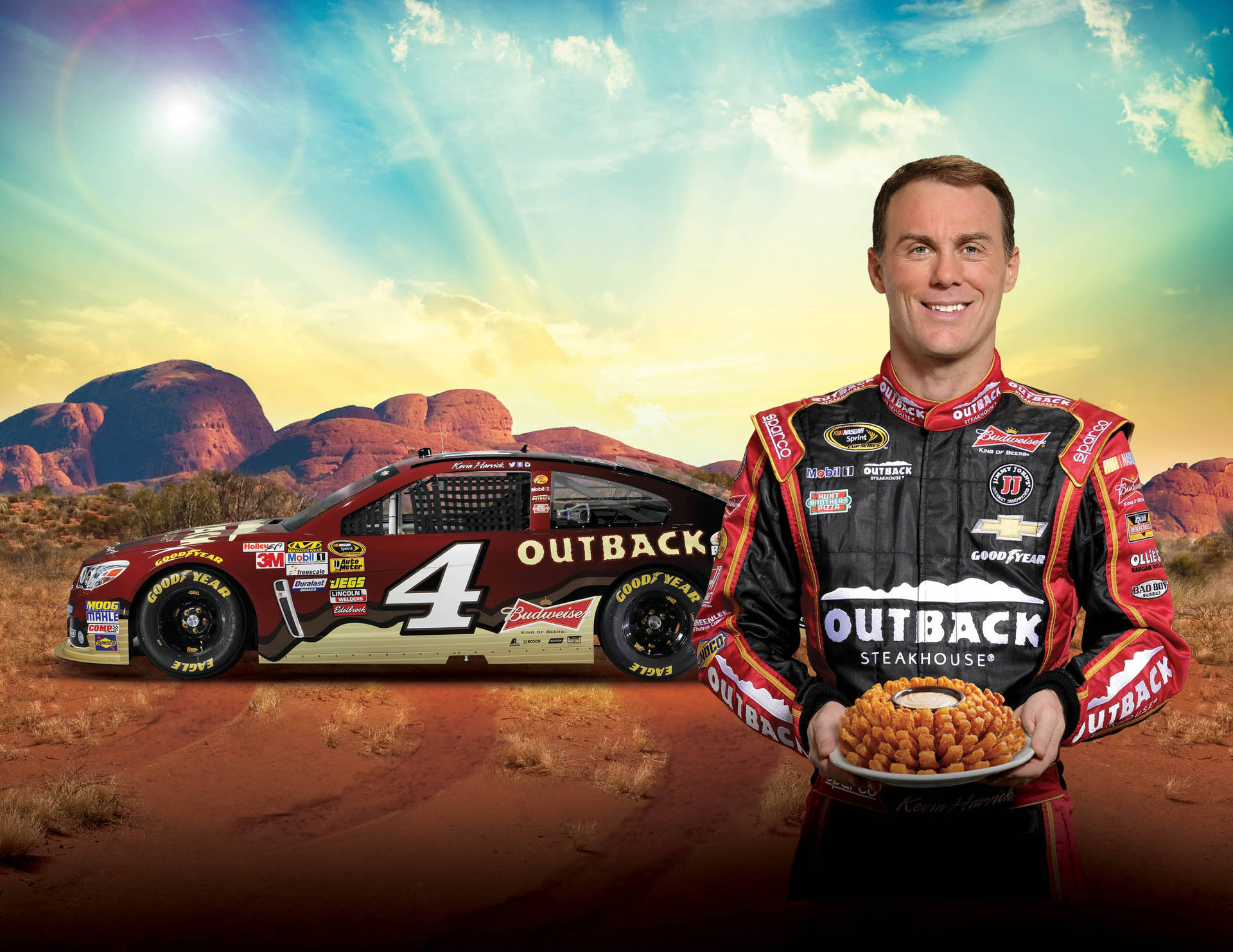 NASCAR車手奇雲夏域在沙漠日落時分，拿著一籃雞肉站在他的賽車旁。