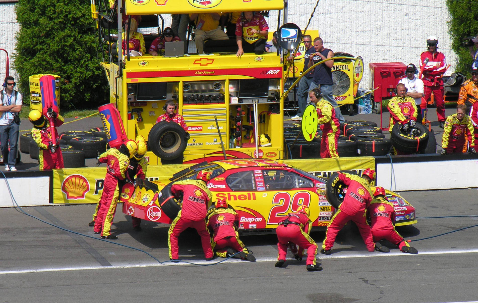 NASCAR維修站團隊喺日間賽事中更換賽車輪胎。