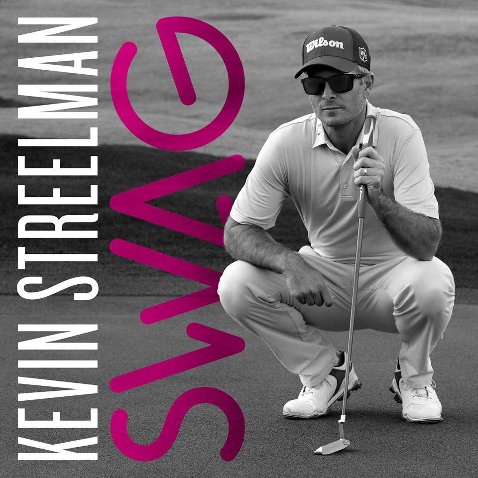 凱文·斯特雷爾曼酷炫海報 壁紙 — 高爾夫球手Kevin Streelman蹲在果嶺上，手持推桿，粗體洋紅色字體覆蓋在一張黑白照片上。