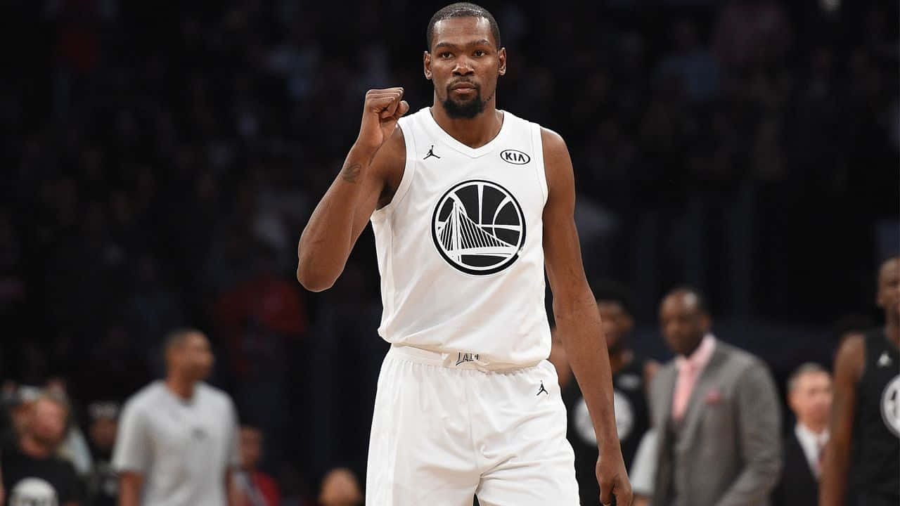 Kevin Durant身穿白色勇士隊球衣在籃球比賽中舉起拳頭。