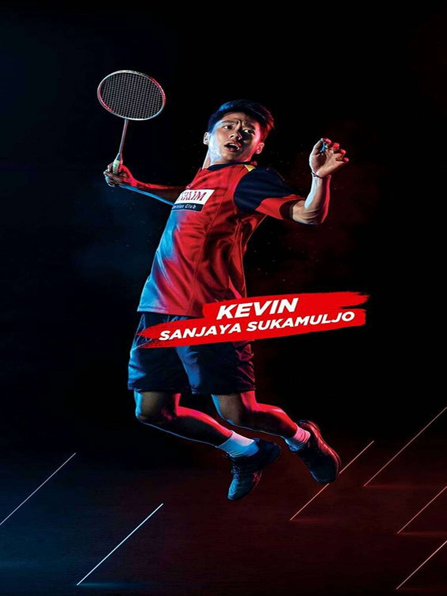 羽毛球運動員 Kevin Sanjaya Sukamuljo 在強力擊球時處於半空。