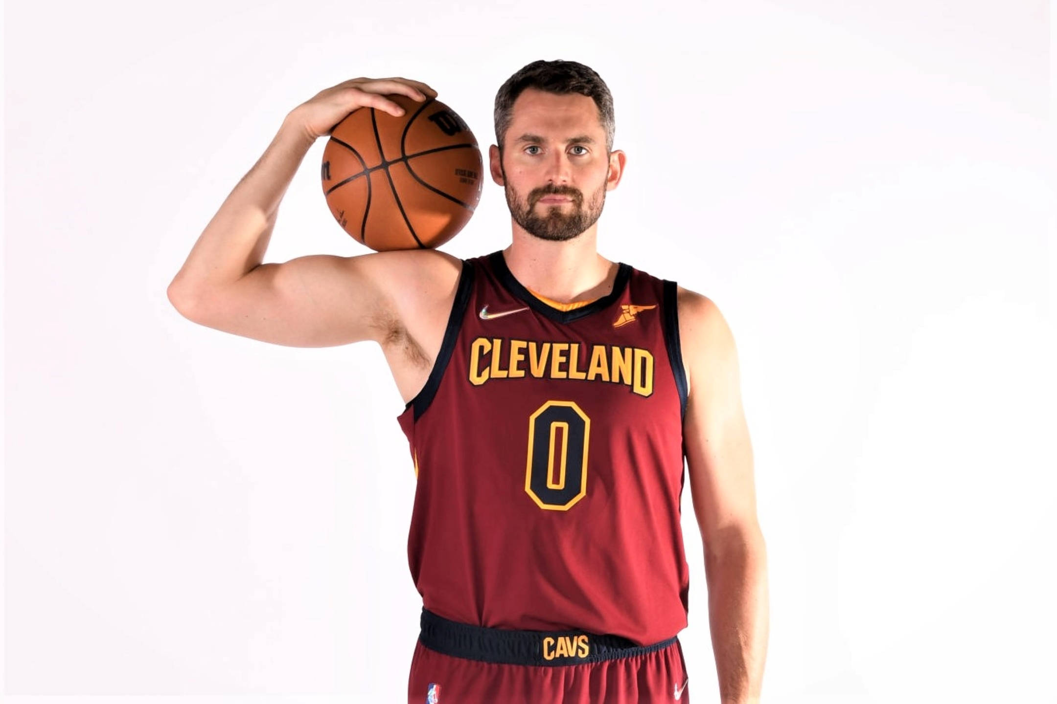 凱文·樂夫NBA 壁紙 — 一名身穿栗色克里夫蘭球衣的籃球運動員在純白色背景前拿著一個籃球。