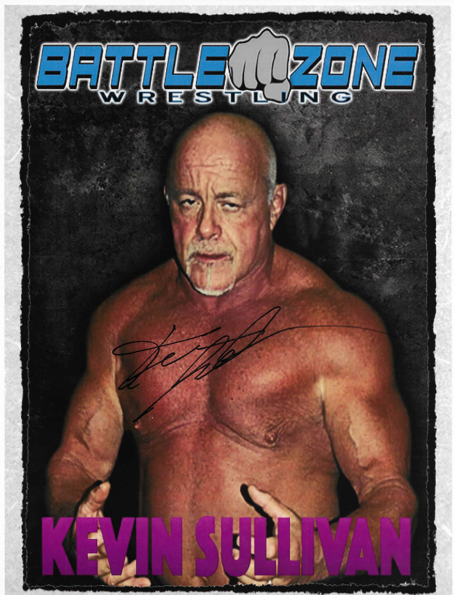摔角手Kevin Sullivan在一張簽名版Battle Zone Wrestling宣傳卡中。