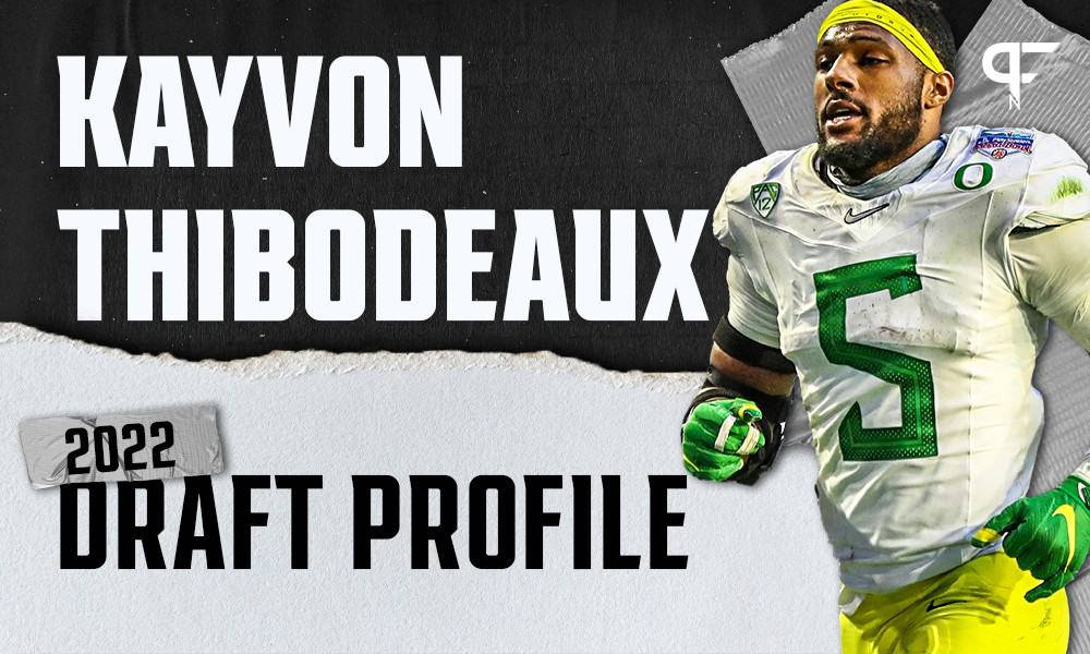 美式足球員 Kayvon Thibodeaux 身穿 5 號球衣，附有選秀簡介文字的行動畫面。
