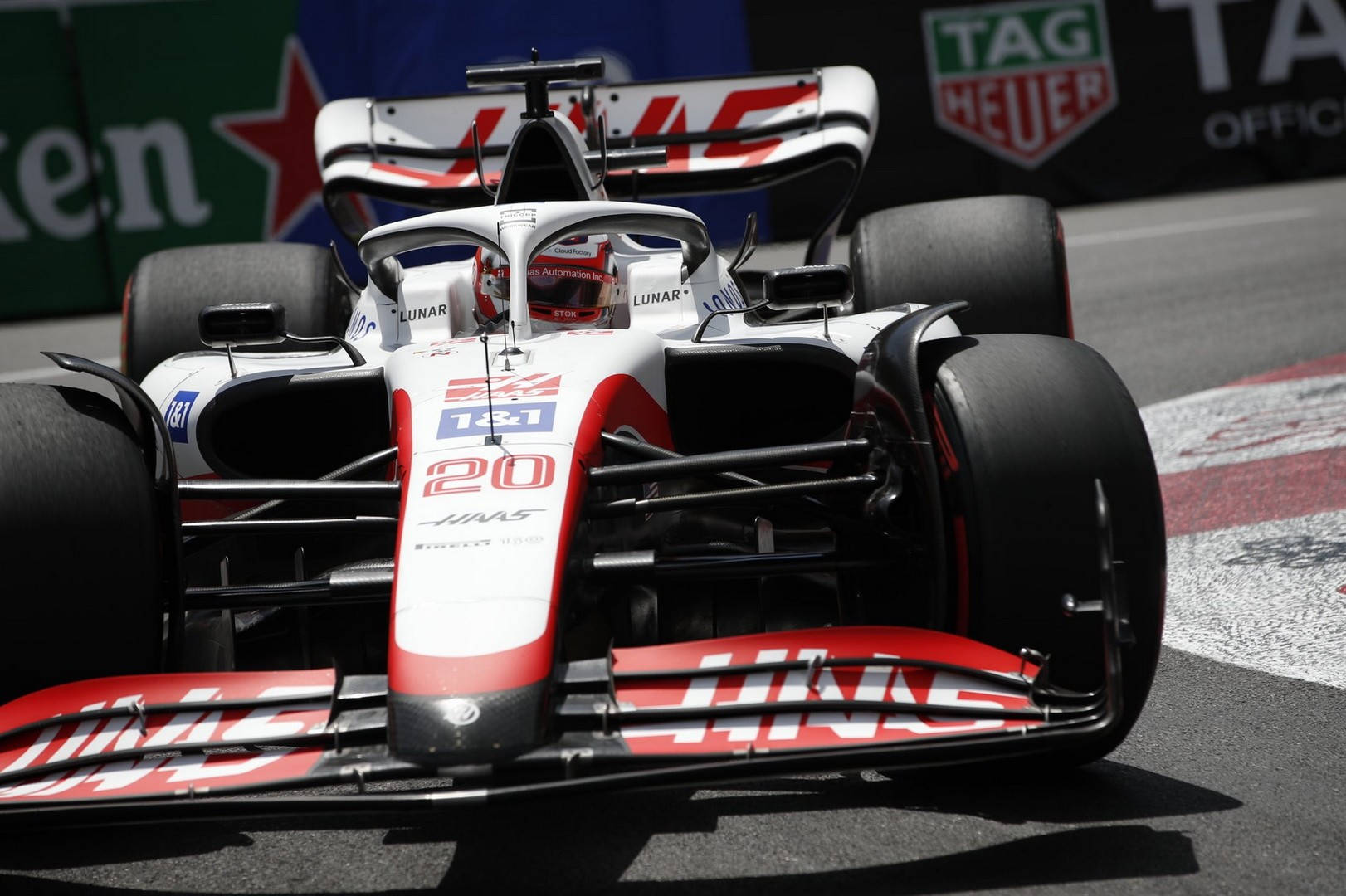 Haas 一級方程式賽車在賽道上進行日間比賽
