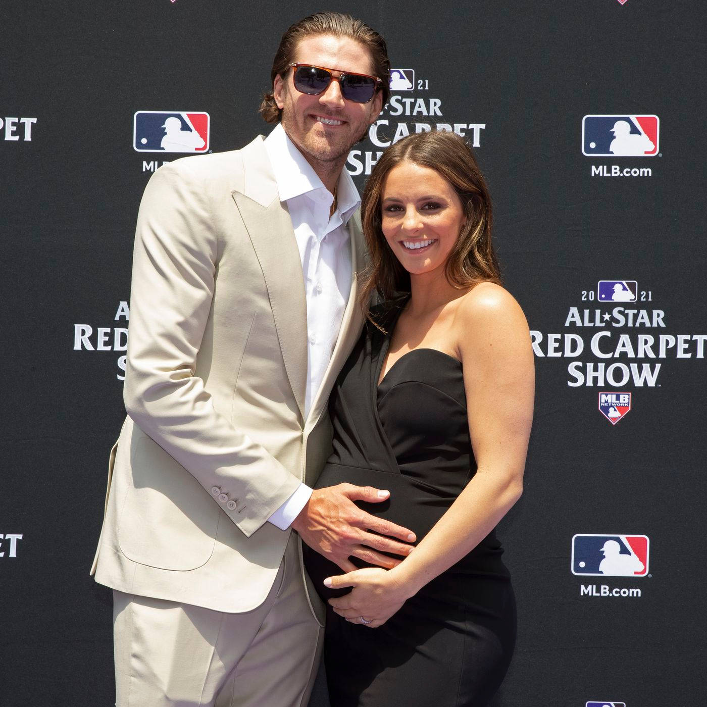 懷孕女性和她的伴侶在MLB全明星賽活動中微笑。