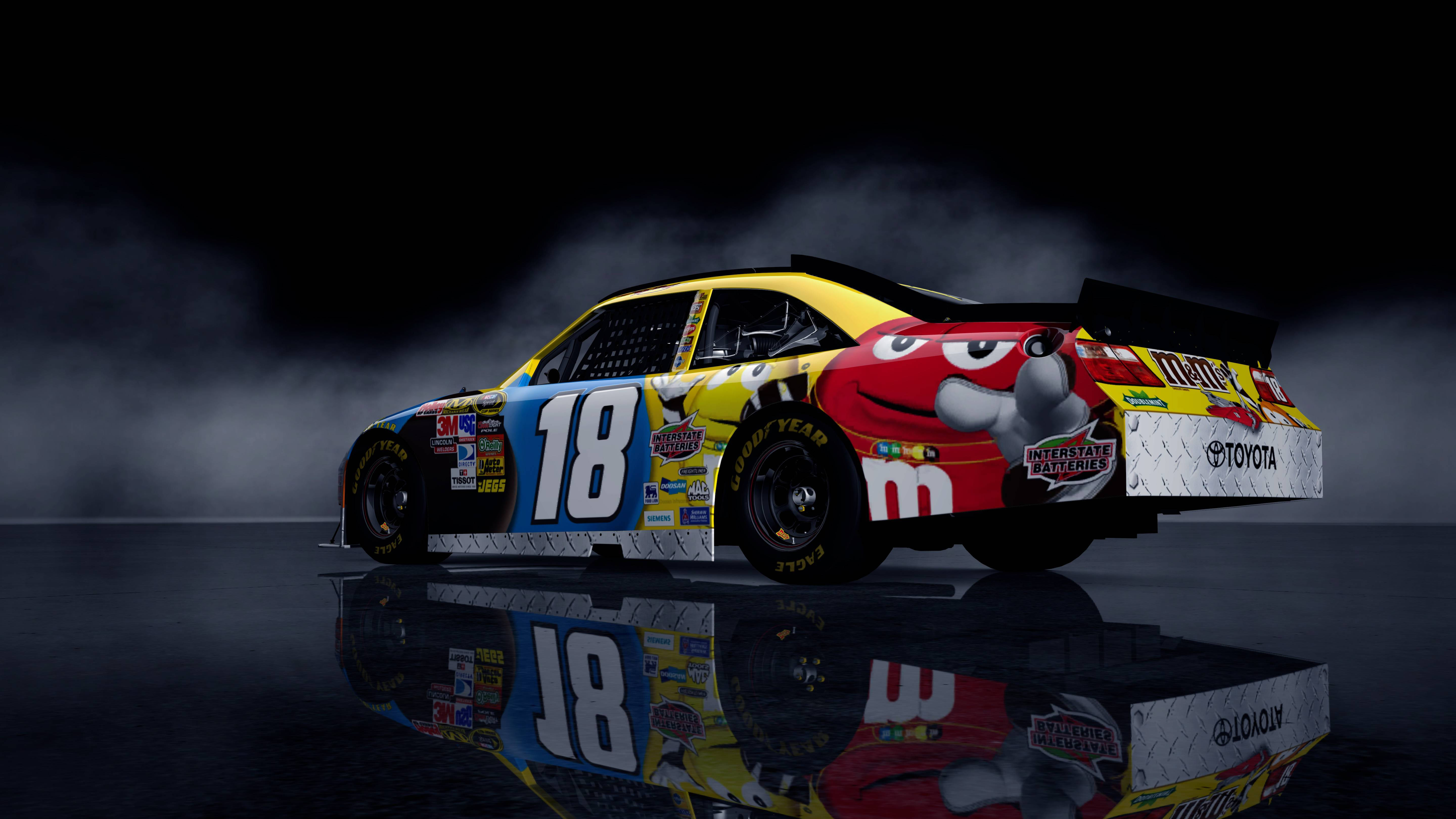 凱爾·布希 賽車 壁紙 — 一輛帶有M&M's品牌標誌的NASCAR賽車，號碼18，在煙霧瀰漫的深色背景下，在戲劇性的工作室燈光下閃閃發光。