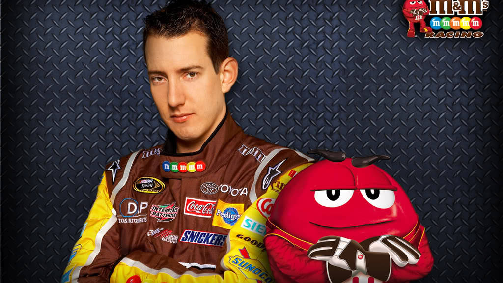 凱爾·布希與M&M's 壁紙 — 一名身穿品牌賽車服的NASCAR車手在鑽石紋板背景前，與紅色M&M's角色並排擺姿勢。