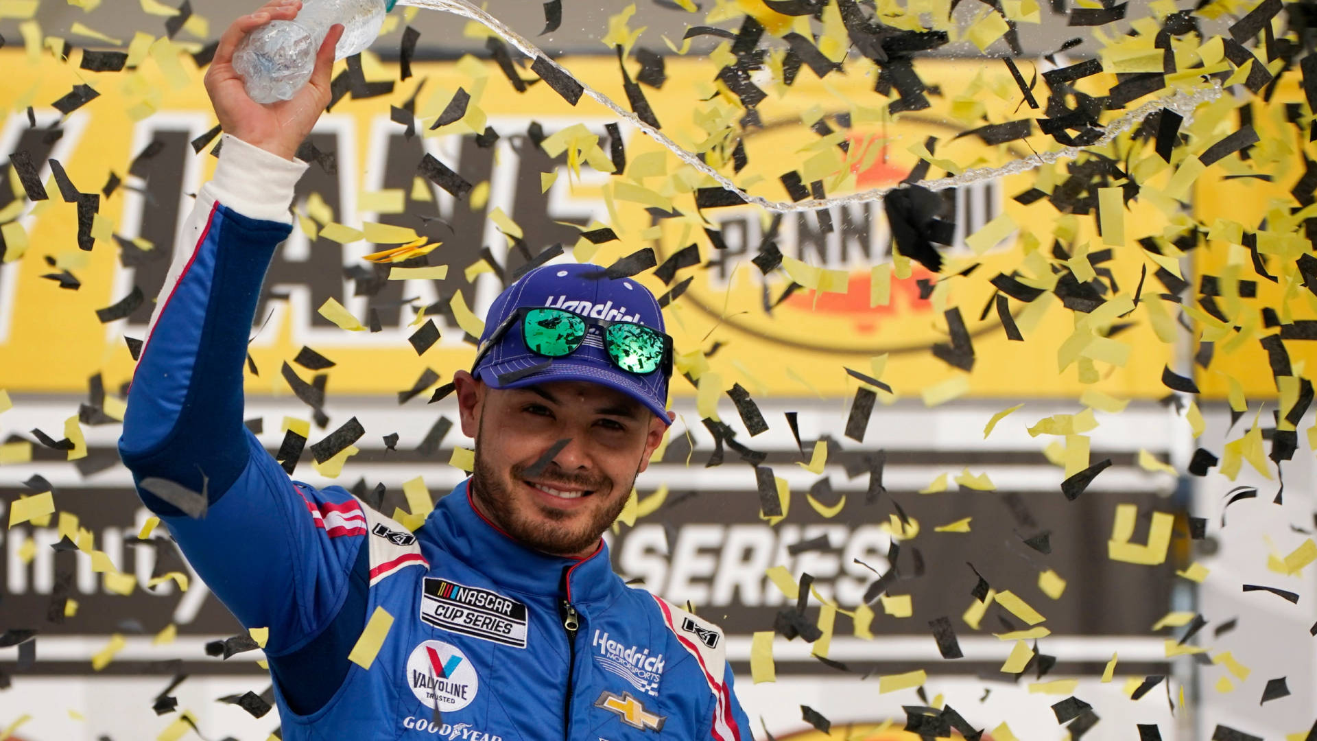 NASCAR車手用水和紙屑慶祝勝利。