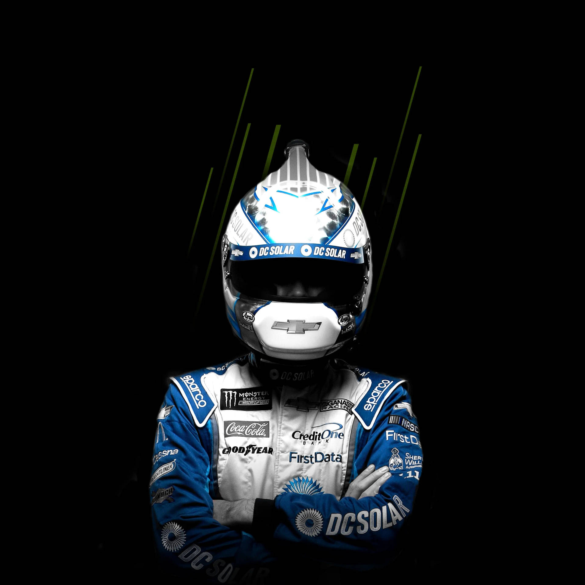NASCAR車手身穿賽車裝備，在深色背景前交叉雙臂，帶有綠色線條。
