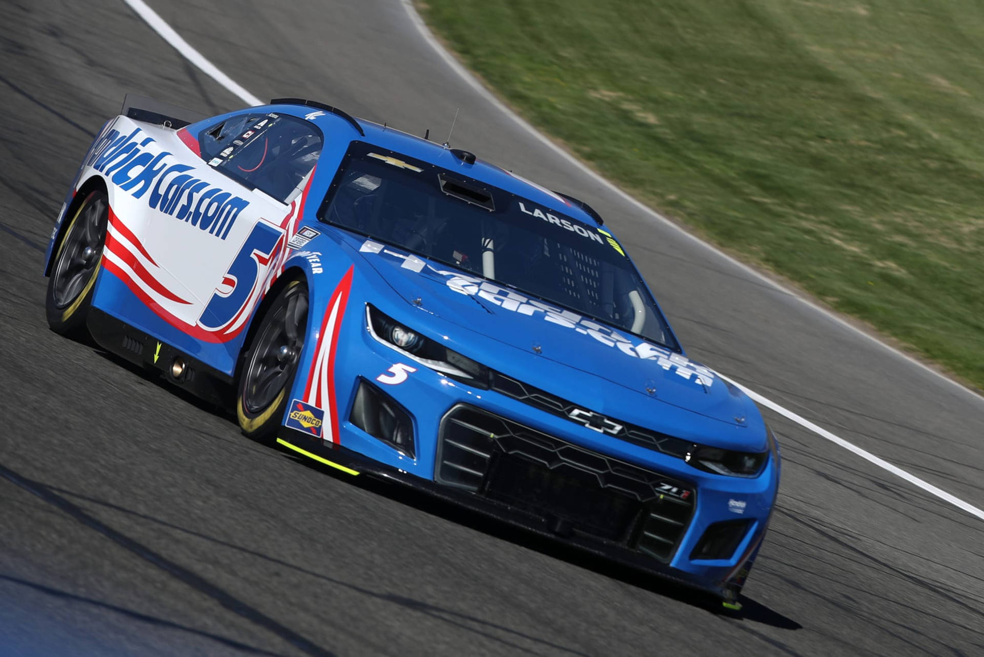 藍白色NASCAR賽車號碼5在賽道上疾馳。