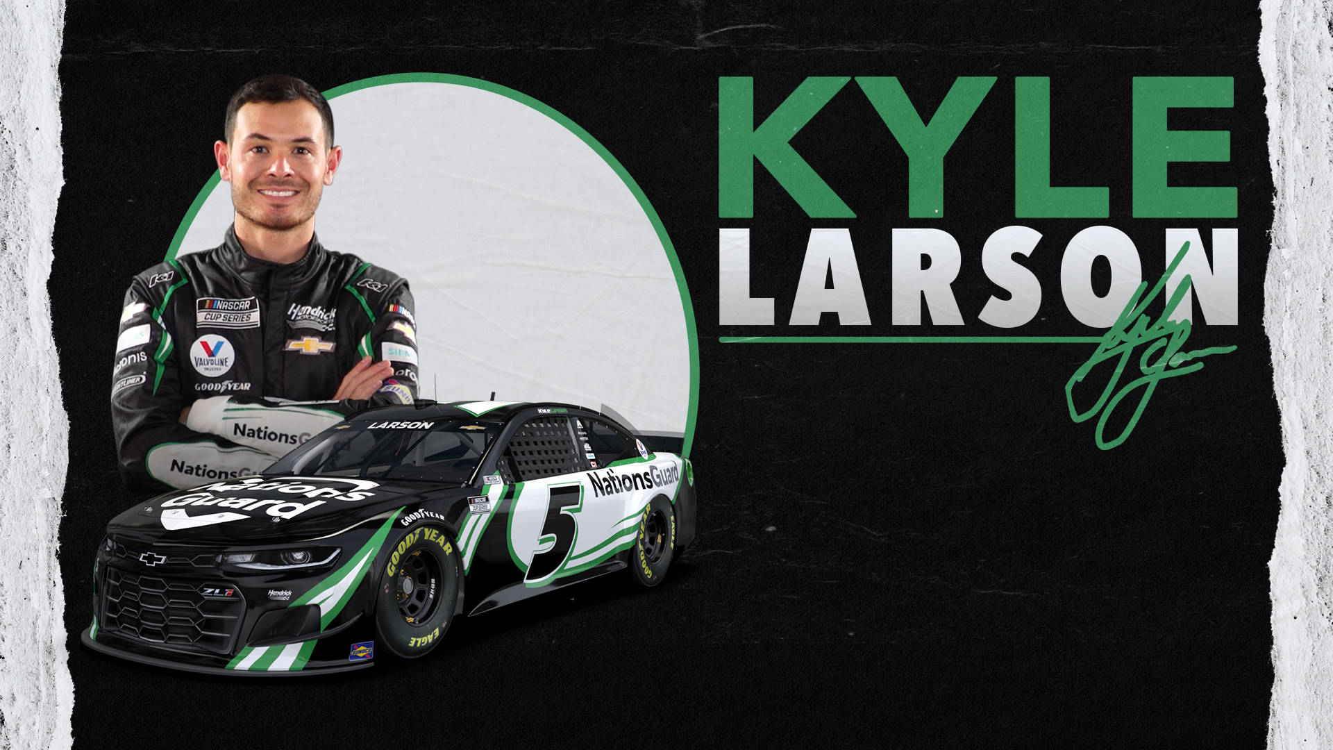 Kyle Larson 著住賽車服，喺佢嘅5號賽車旁邊，有名同簽名。