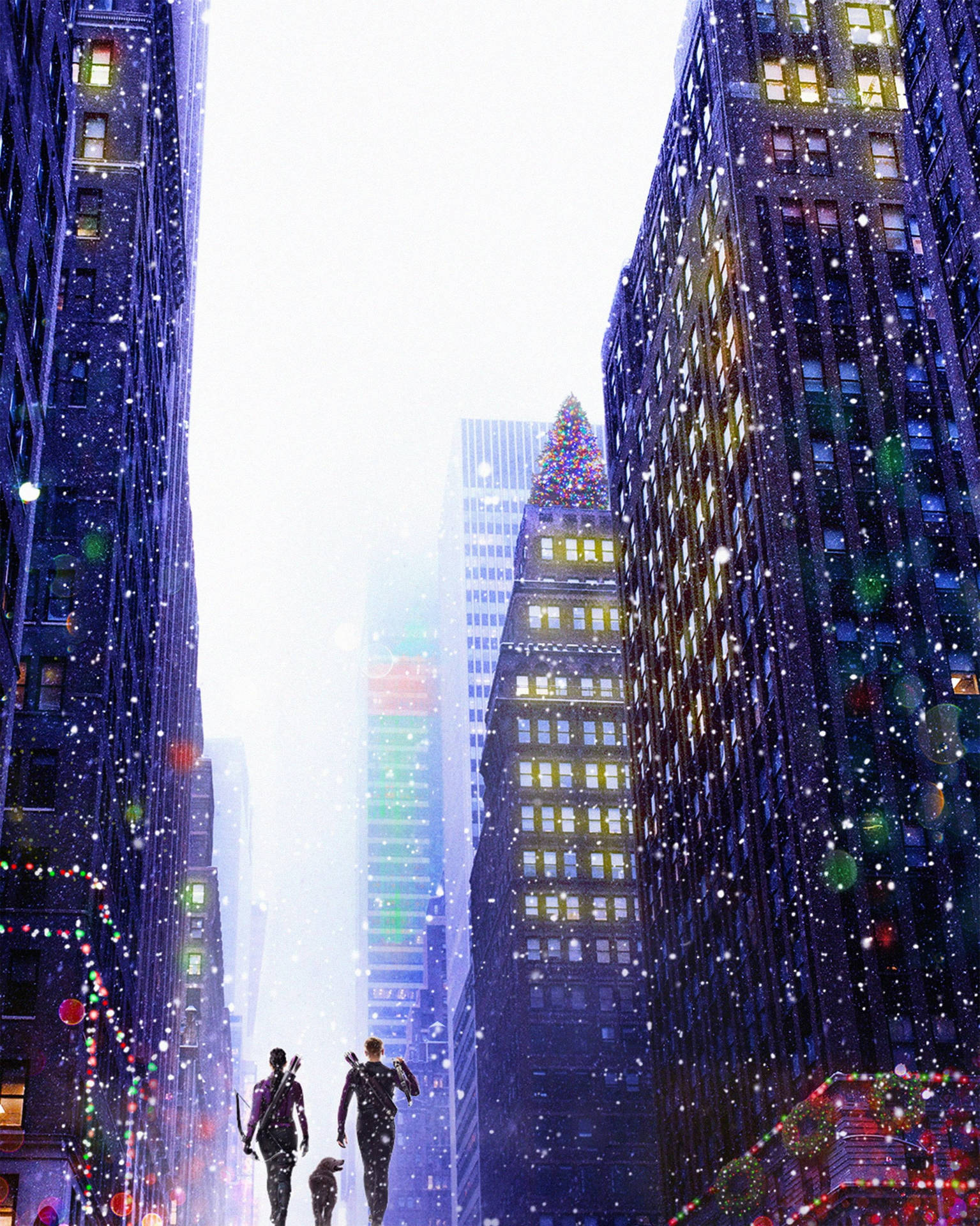 兩個人在一條積雪的城市街道上行走，兩旁是燈火通明的建築物和節日燈飾。