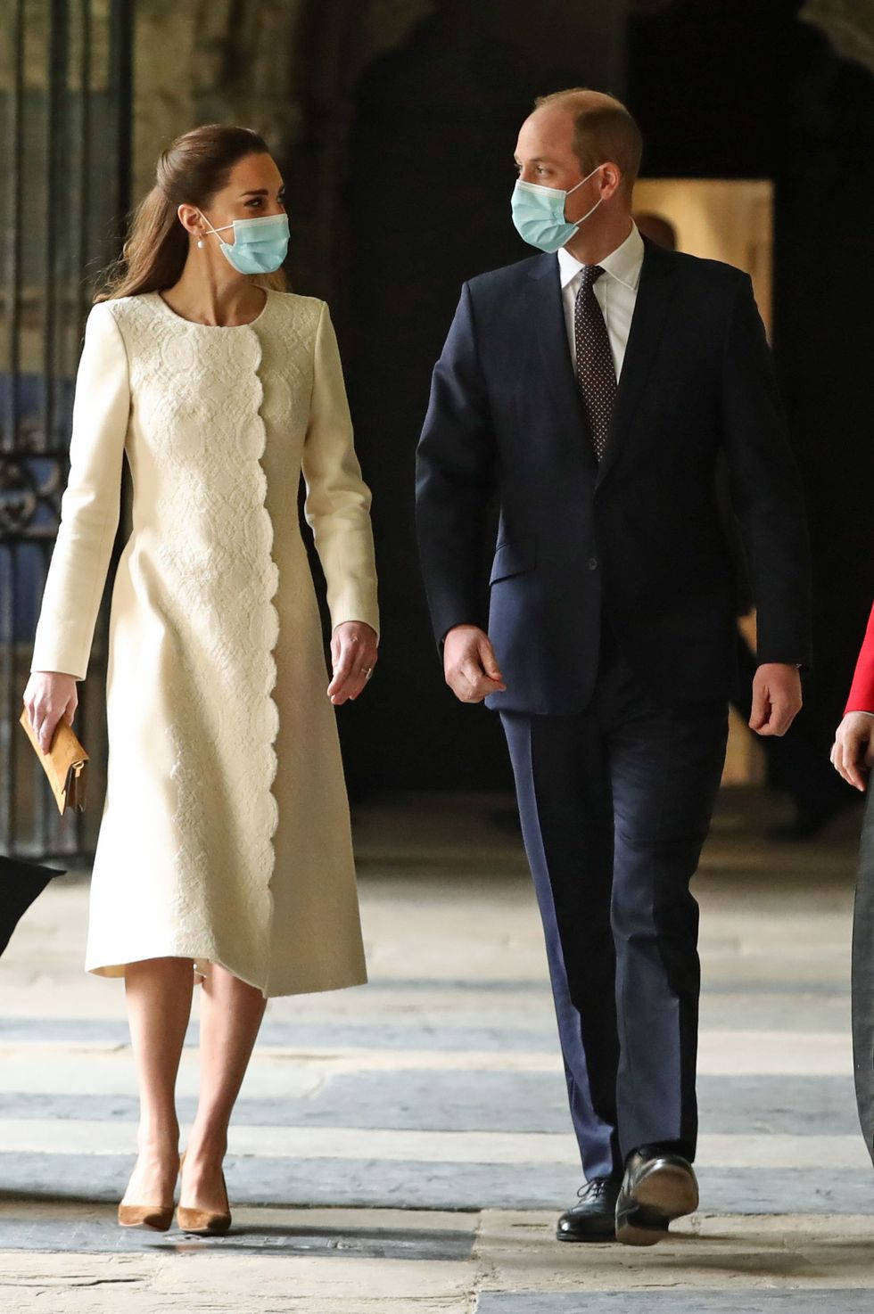 凱特·米德尔頓身穿奶油色禮服 壁紙 — 威廉王子與凱特·米德爾頓身穿正裝，戴著淺藍色口罩，並肩走過石拱門。