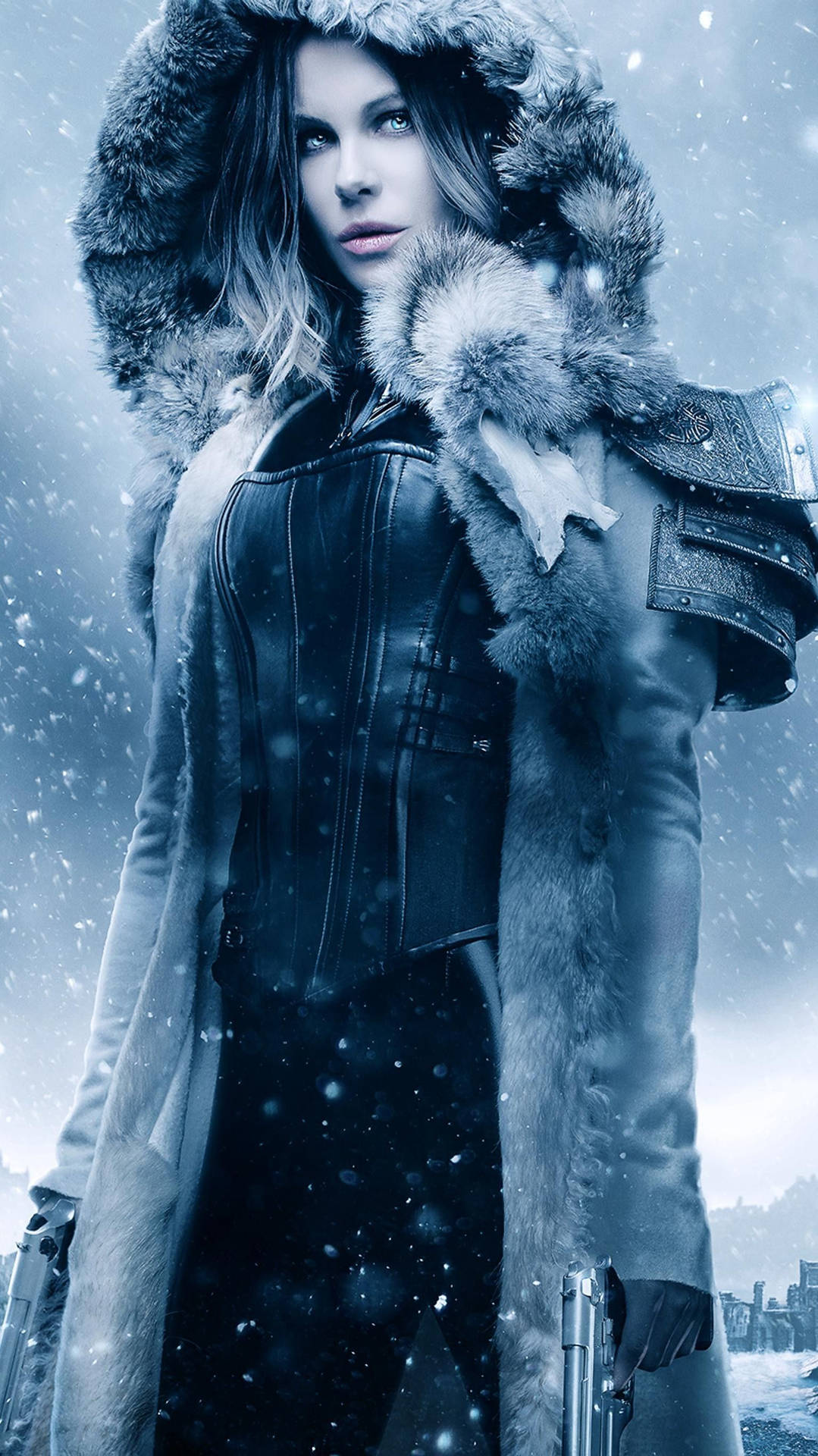 一位身穿雪地冬季大衣的女性，表情嚴肅地手持兩把槍。
