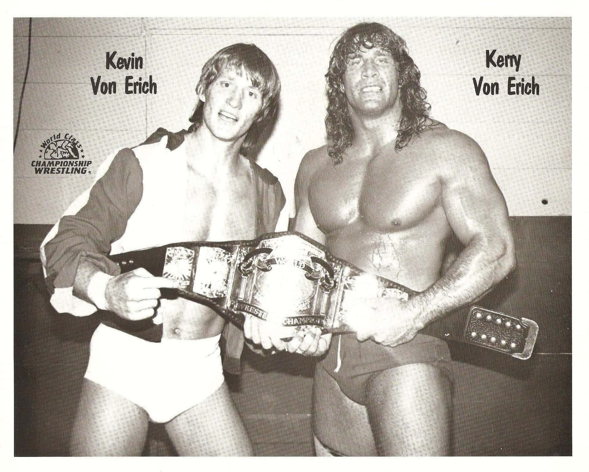 兩位名叫 Kevin 和 Kerry Von Erich 的摔角手持冠軍腰帶。