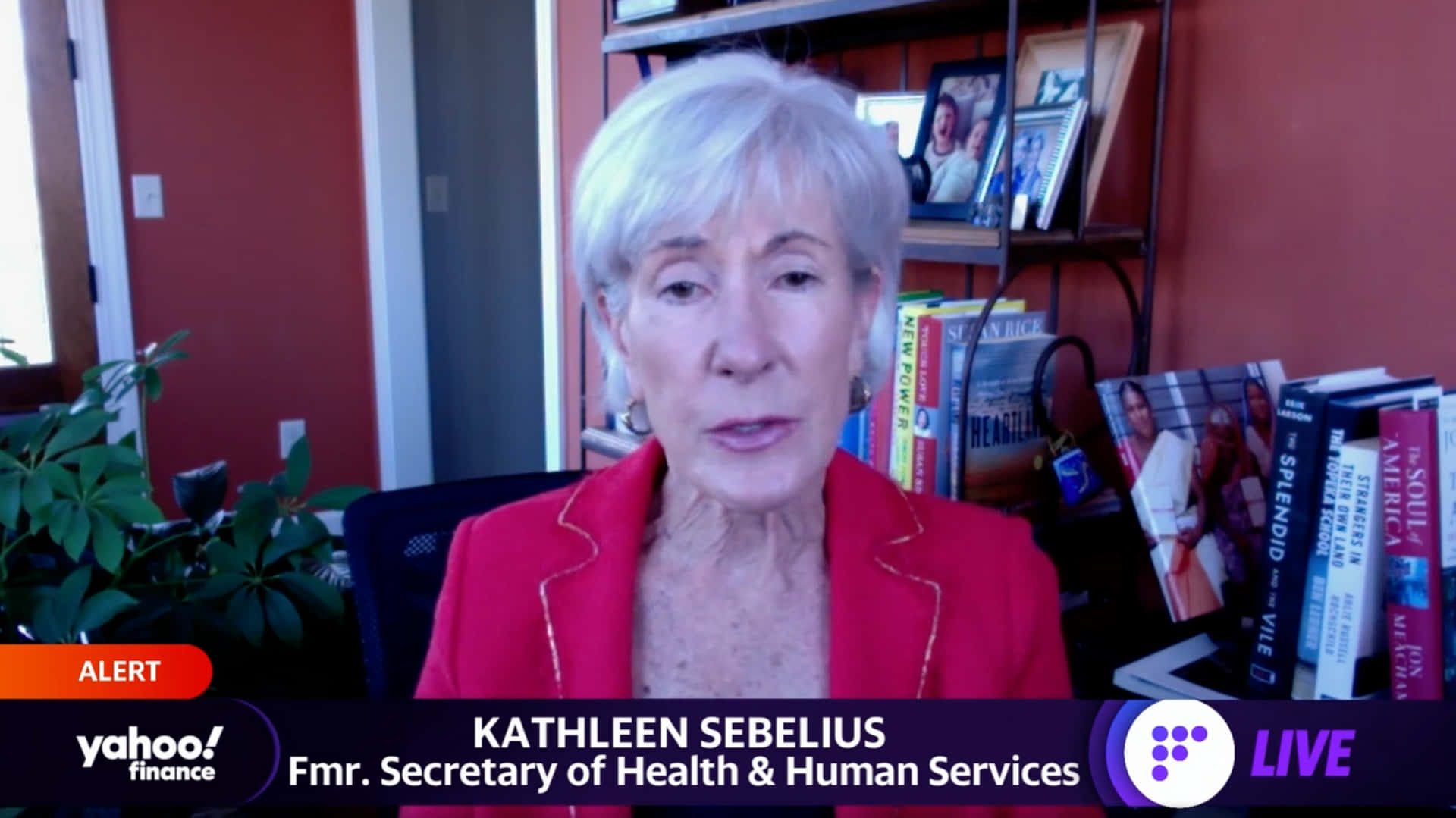 前衛生部長Kathleen Sebelius在家中辦公室接受直播新聞訪問時發言。