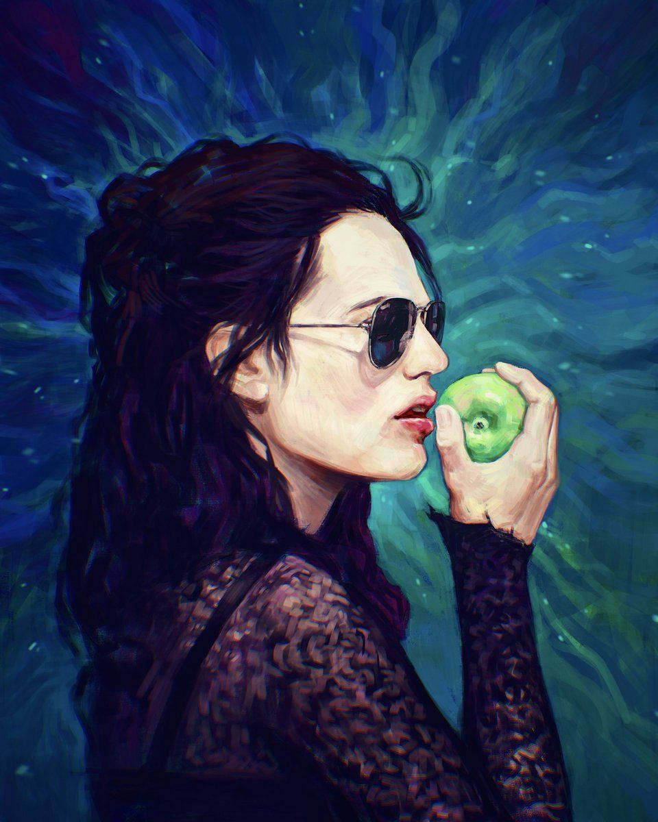 凱蒂·麥格拉思數位藝術 壁紙 — 一位戴著太陽眼鏡的女性，在旋轉的藍色和藍綠色宇宙背景前拿著一個青蘋果。