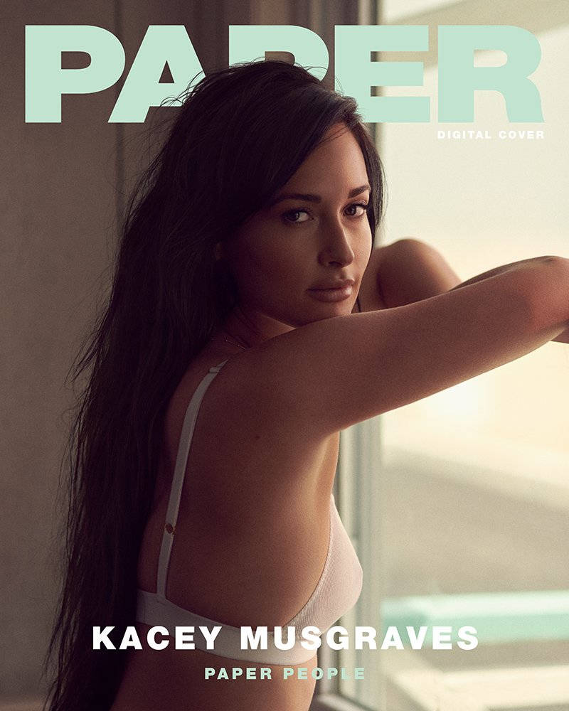 凱西·穆斯格雷夫斯《Paper》雜誌封面 壁紙 — Kacey Musgraves 穿著白色胸罩，在柔和光線的窗邊擺姿勢，帶有 'PAPER' 雜誌文字疊加。