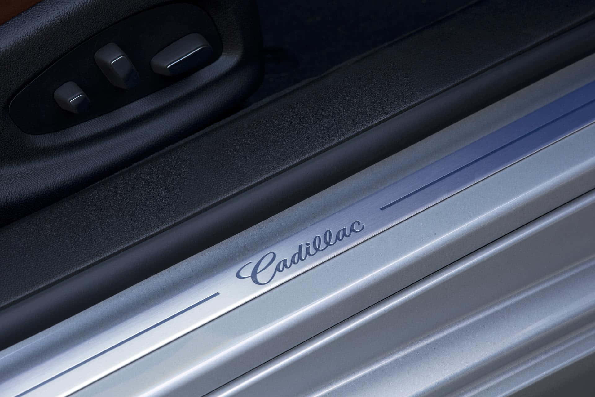 Cadillac Elr 桌布 壁紙 — 凱迪拉克車門檻近照，帶有鍍鉻飾條和黑色皮革內飾。
