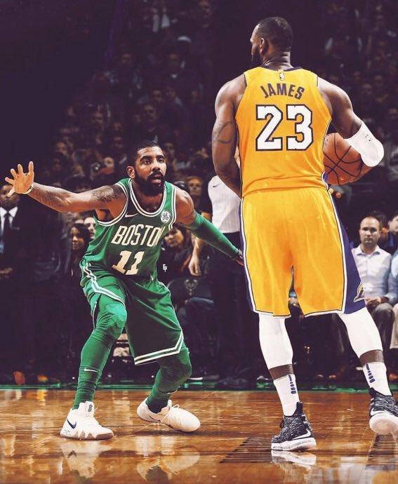 兩名NBA籃球運動員在比賽中，一名綠色球衣的球員防守另一名黃色球衣持球的球員。