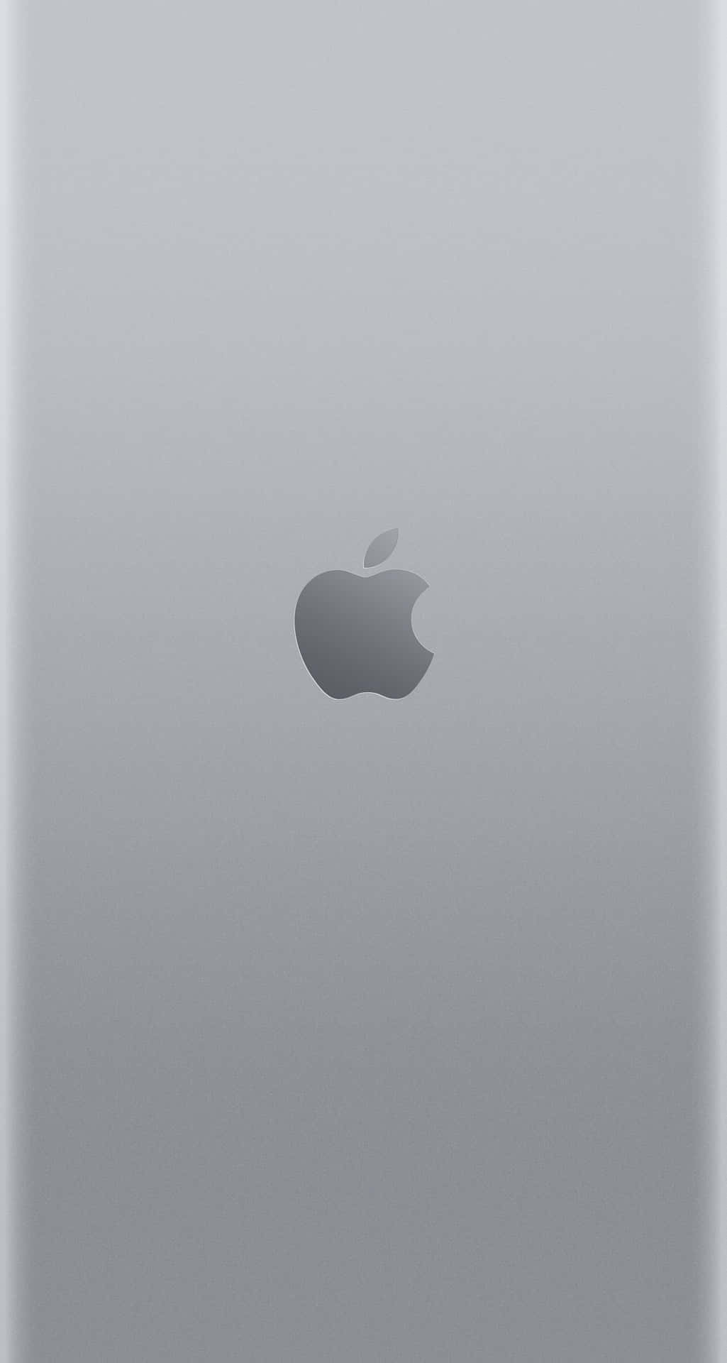 中央帶有 Apple 標誌的銀色 iPhone 背面