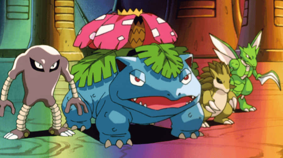 刃鳥與其他寶可夢同框 壁紙 — 四個動畫化的寶可夢角色站在色彩繽紛的室內環境中，擁有鮮豔的燈光和詳細的背景元素。