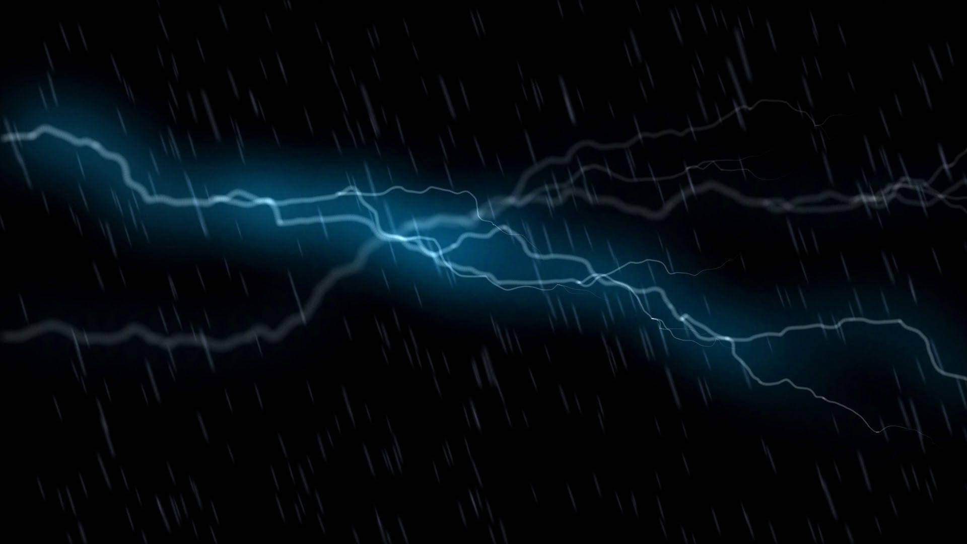 電藍色閃電在雨夜中閃爍。