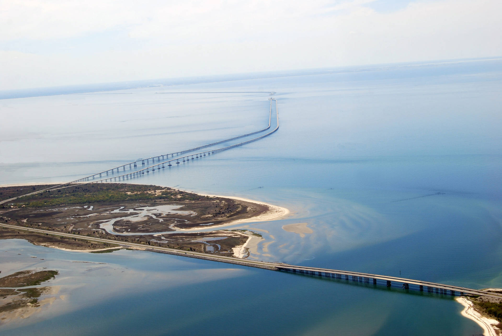 從海岸跨越藍色海洋的長橋。
