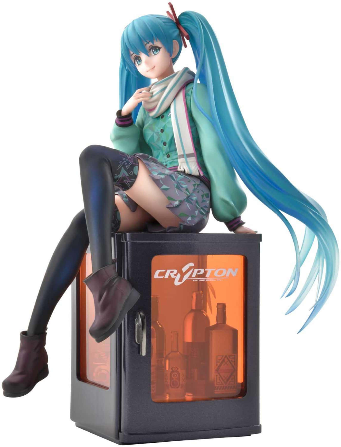 初音未來人偶坐在一個帶有橙色內部照明的發光雪櫃上。