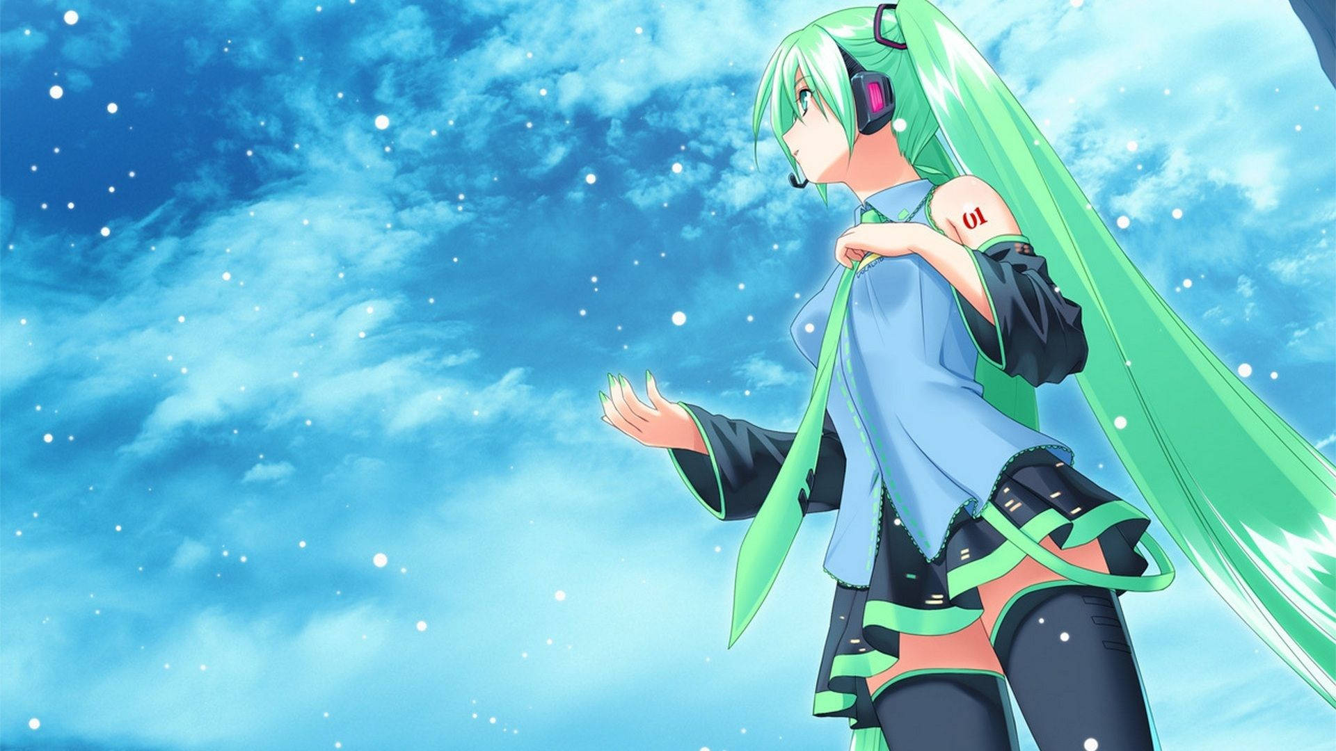 初音未來女孩卡通 壁紙 — 長綠髮戴耳機的動漫女孩站在繁星點點的藍天和蓬鬆的雲朵前。