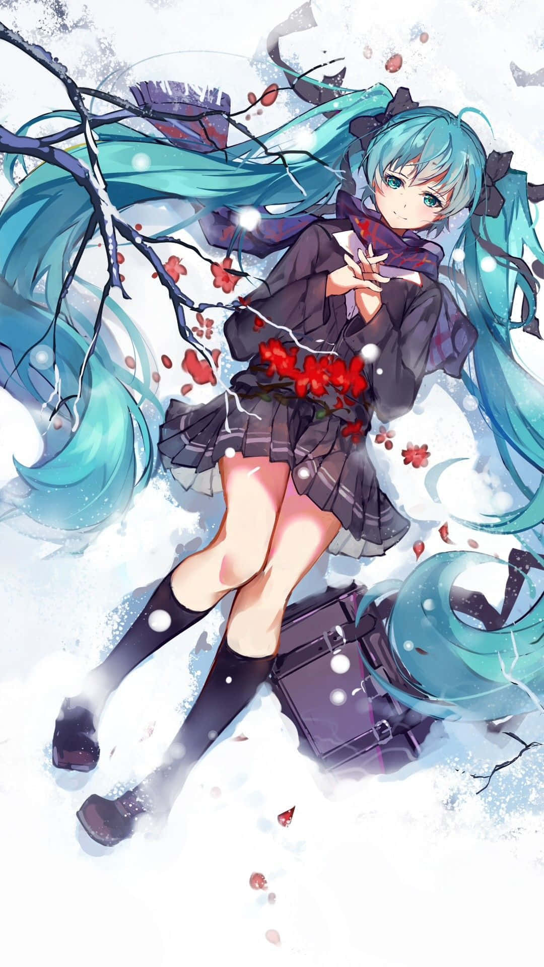 初音未來櫻花校服手機壁紙 壁紙 — 擁有藍綠色雙馬尾的動漫女孩躺在雪地裡，在飄落的花瓣和光禿的樹枝間手持紅花。