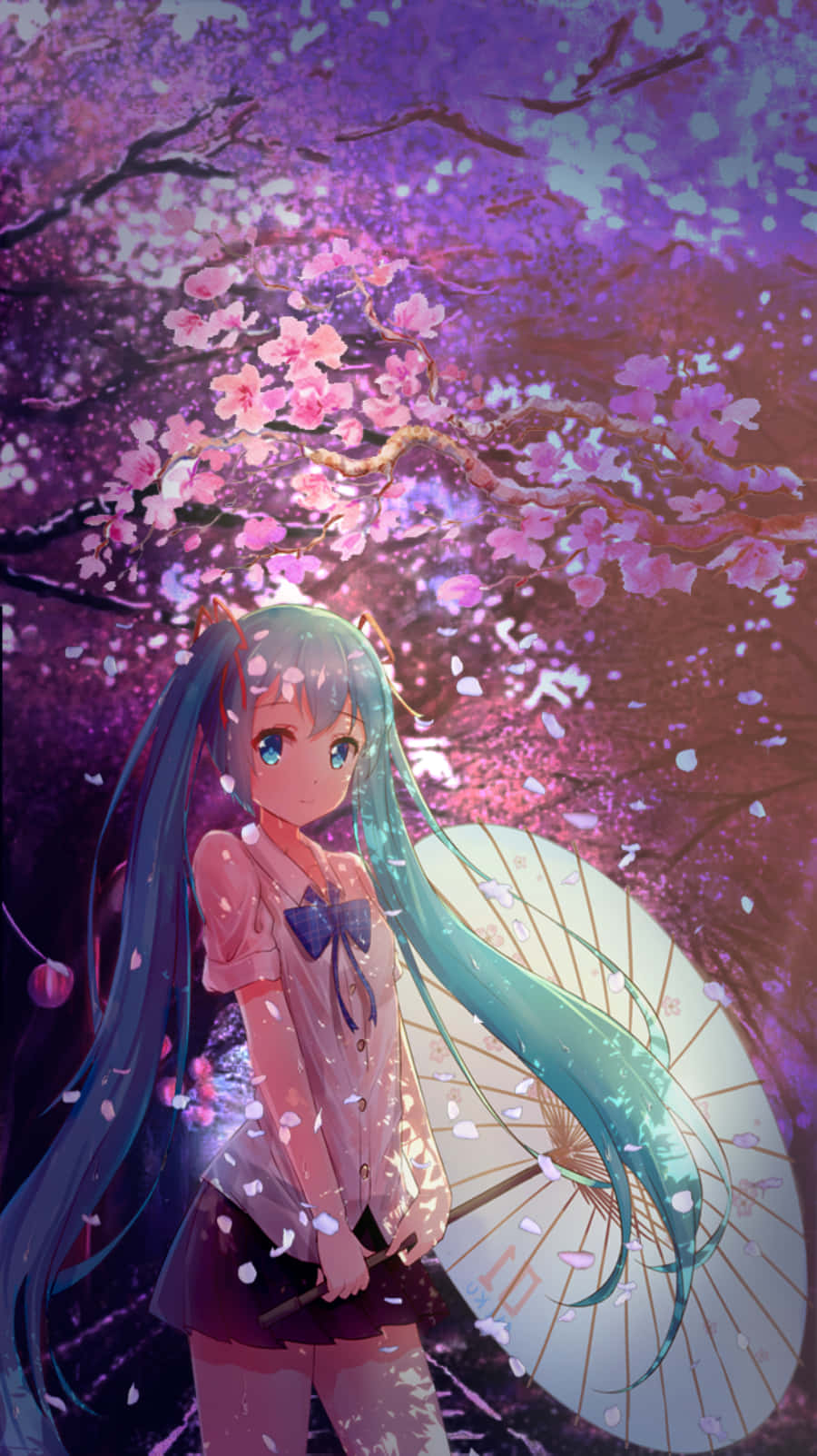 初音未來櫻花樹下手機 壁紙 — 在暮色中，一位青髮貓耳動漫女孩在發光的櫻花樹下撐著白色雨傘。
