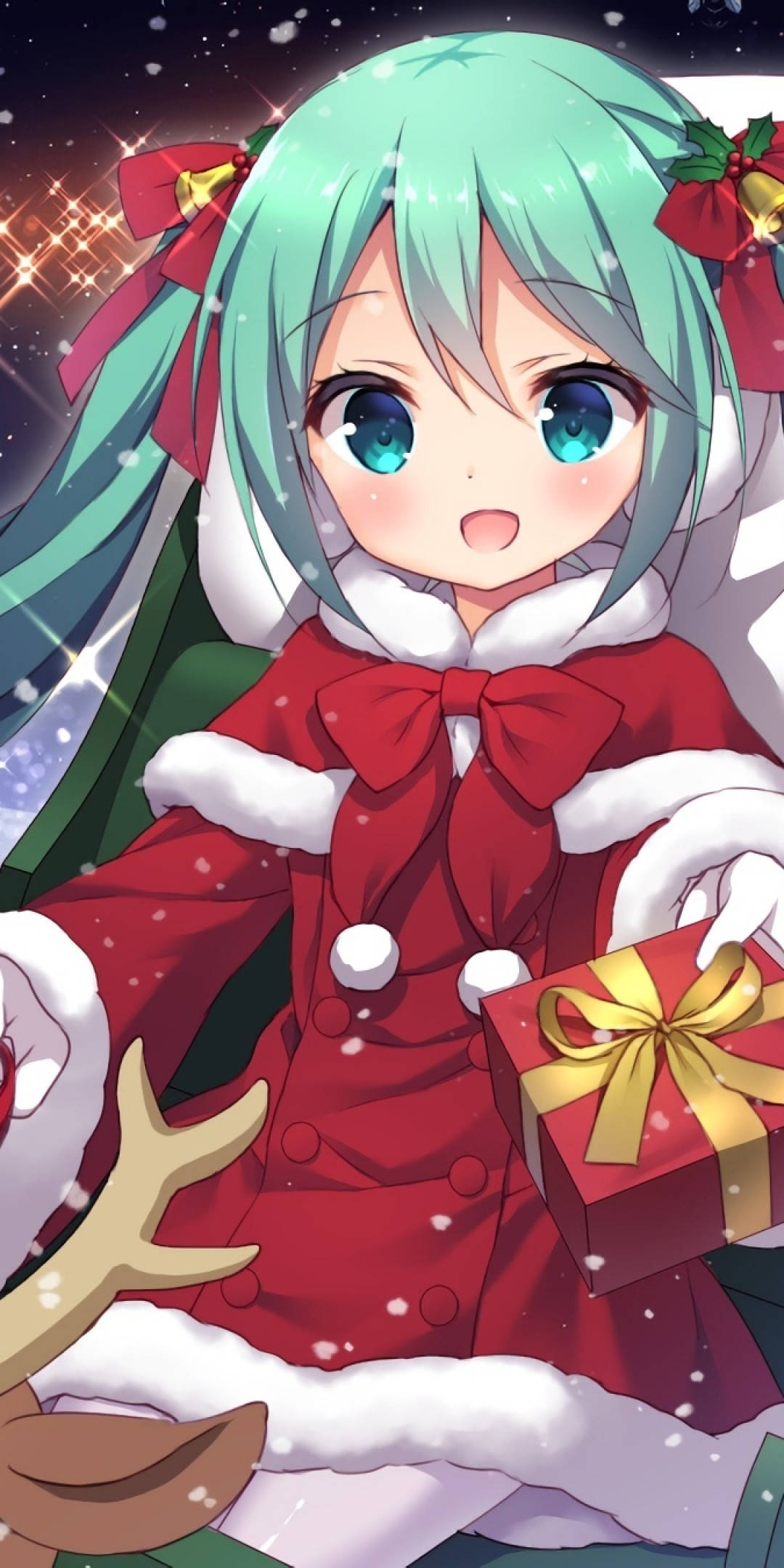 初音未來聖誕節手機壁紙 壁紙 — 一位開心的動畫女孩，擁有薄荷綠頭髮和藍色眼睛，穿著紅色聖誕老人服裝，手持禮物盒，雪花在閃爍的夜空下飄落。