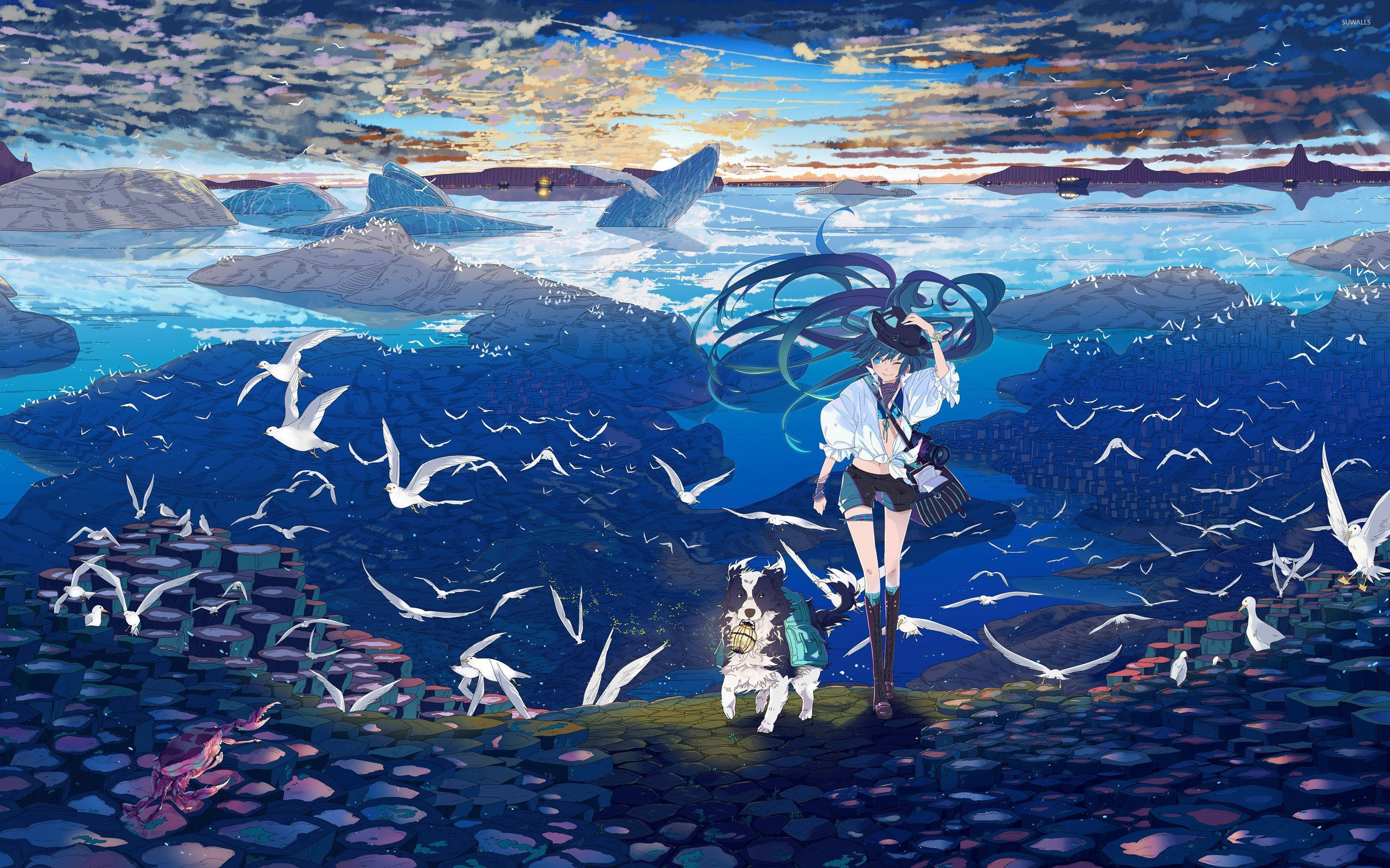 初音未來與動漫犬登山 壁紙 — 一位年輕的動漫女孩，飄逸的深色頭髮，站在六角形石岸邊，身旁有一隻狗，海鷗在冰冷的水面上翱翔，背景是戲劇性的日落天空。