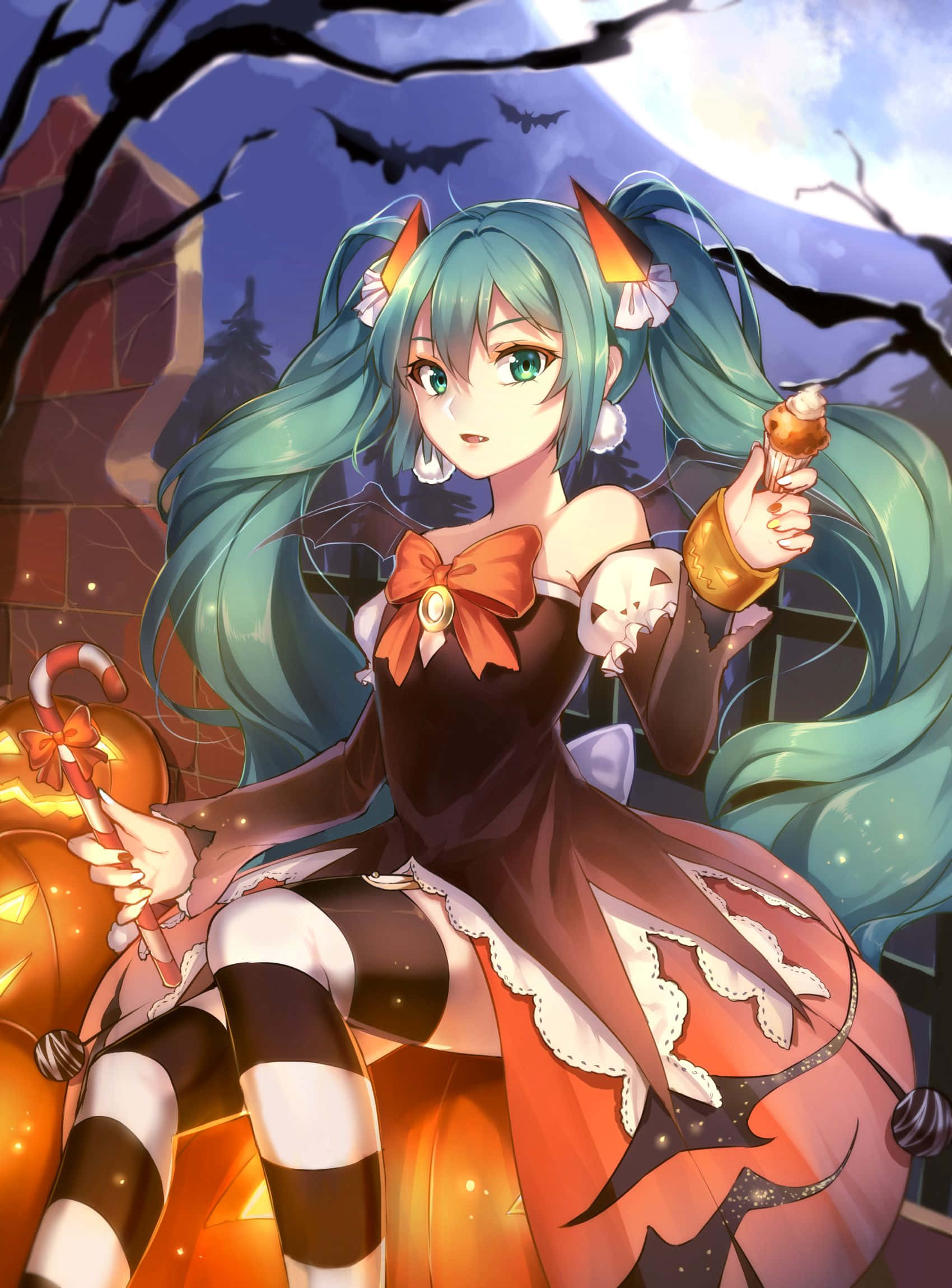 初音未來萬聖節禮服手機壁紙 壁紙 — 一位青綠色頭髮的動漫女孩穿著萬聖節女巫服裝，在滿月下有蝙蝠飛舞，手持糖果和南瓜。