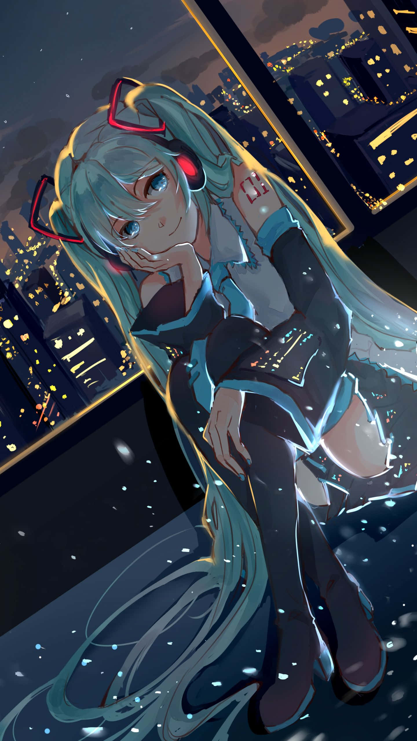 初音未來都市女孩美學手機壁紙 壁紙 — 動漫女孩，青綠色頭髮，紅色耳機，若有所思地靠在窗邊，俯瞰夜晚發光的城市景觀。