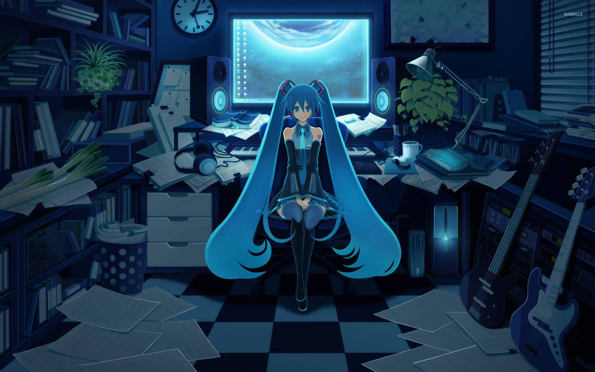 初音未來錄音室 壁紙 — 長藍髮的動漫角色坐在一個雜亂、燈光昏暗的房間裡，房間裡充滿了書籍、結他和發光的電腦屏幕。