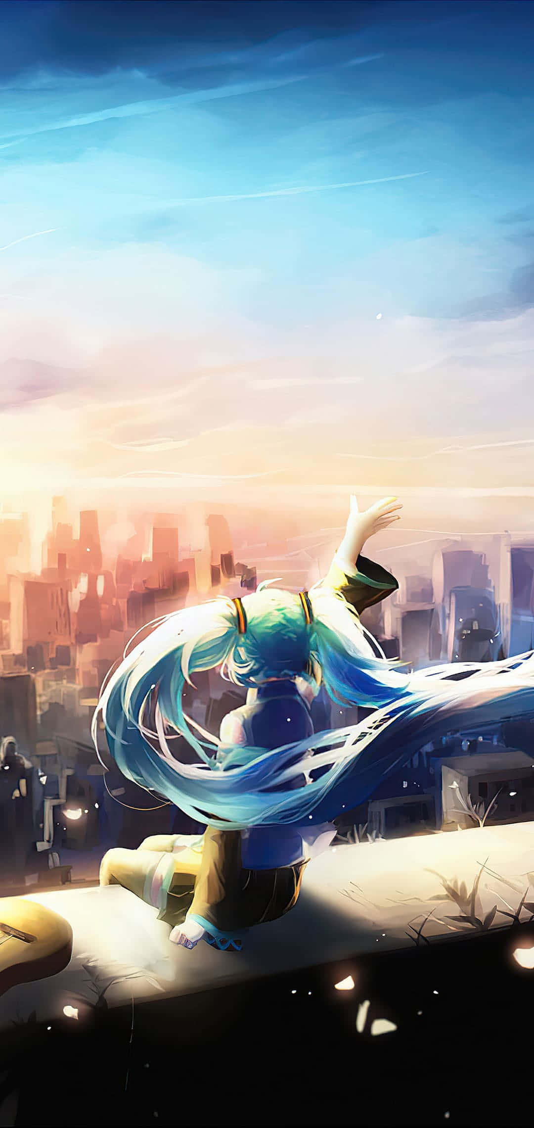 初音未來露台城市風景手機壁紙 壁紙 — 一位藍髮飄逸的動漫女孩坐在屋頂上，俯瞰著日落時分閃閃發光的城市景觀。