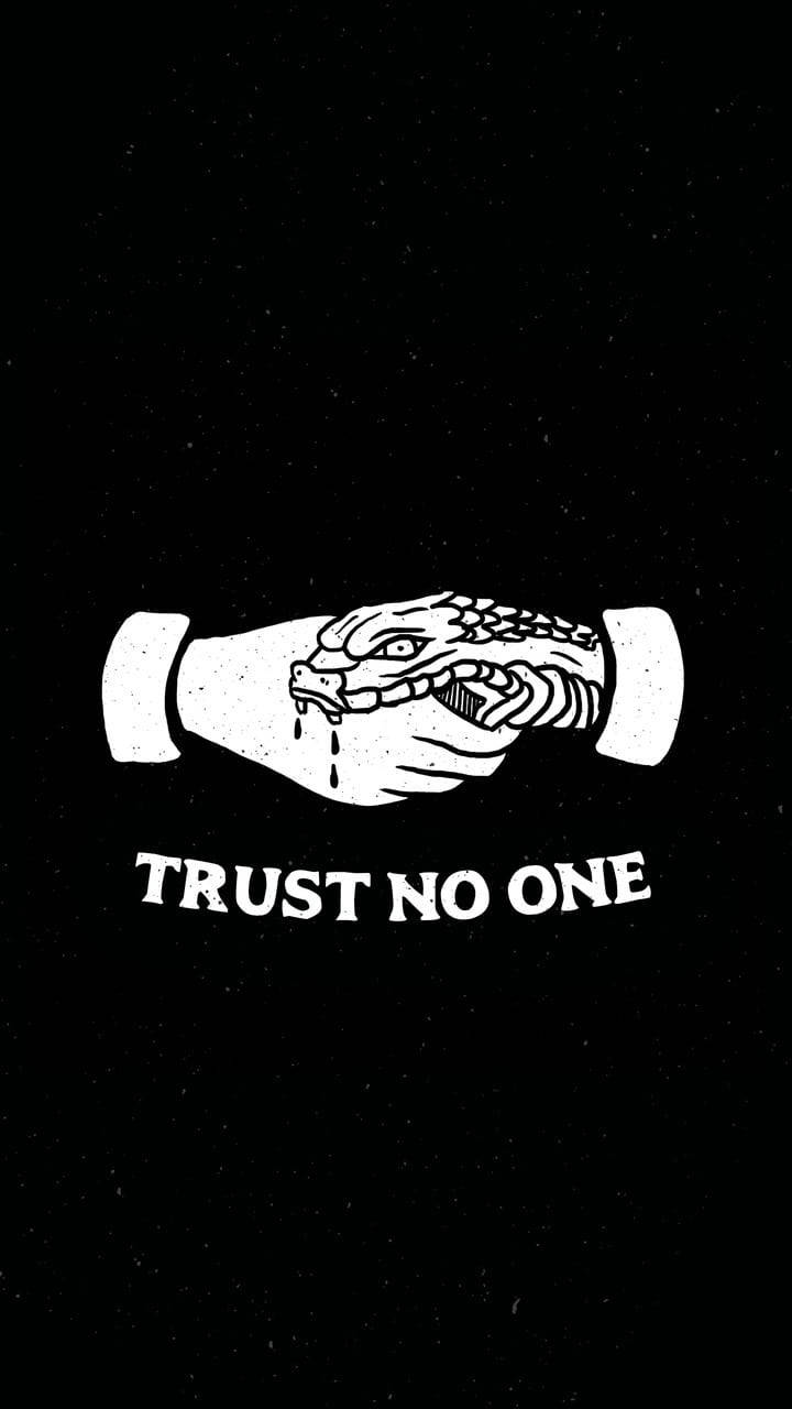 一隻手抓住蛇，並帶有 trust no one 字樣