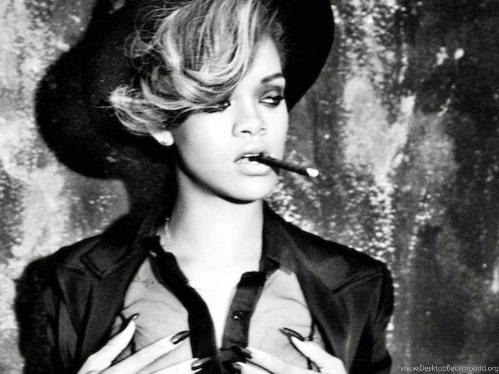 Rihanna 的黑白照片，戴著帽子和手持香煙。