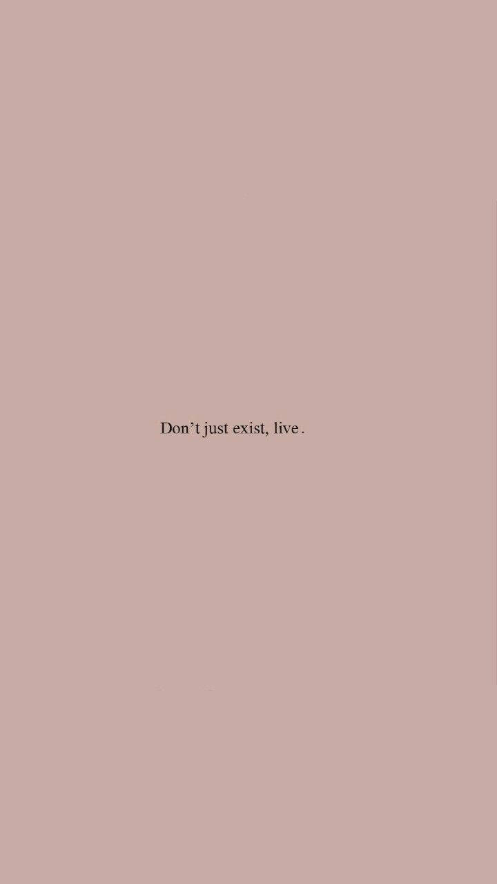 激勵語錄，在紫色背景上寫著「don't just exist live」。