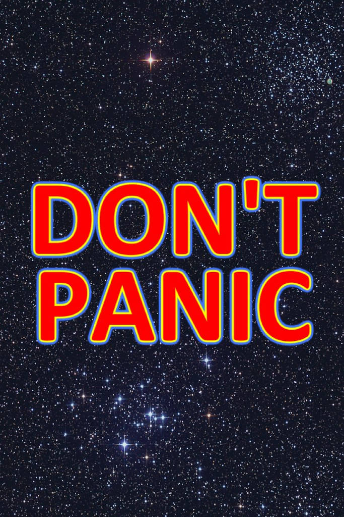 「別慌」星空背景手機壁紙 壁紙 — 粗體紅色 'DON'T PANIC' 文字配藍色輪廓，漂浮在繁星點點的宇宙夜空上。