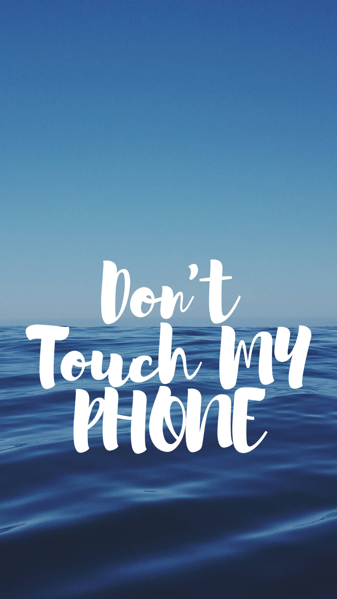 在藍色海洋場景上寫著「Don't Touch My PHONE」的文字。 — 別碰我的手機 壁紙