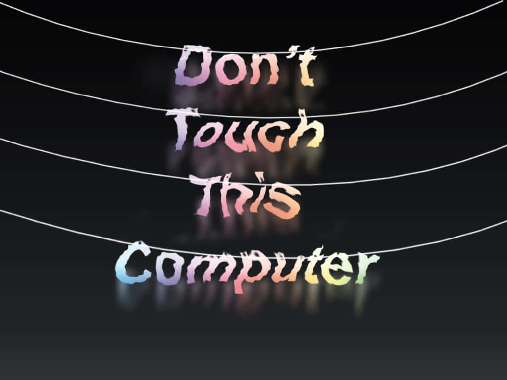 警告標誌以彩虹顏色寫著「Don't Touch This Computer」，懸掛在繩子上。