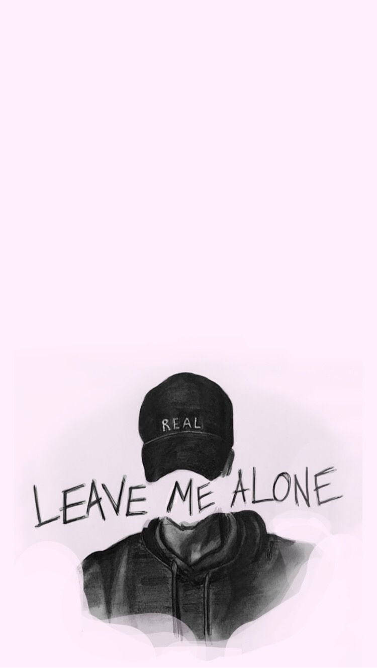 一個人戴著鴨舌帽和連帽衫，臉上帶有「LEAVE ME ALONE」字樣。
