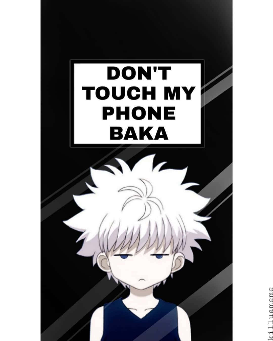白髮且憤怒表情的動漫角色，站在「DON'T TOUCH MY PHONE BAKA」標誌下。