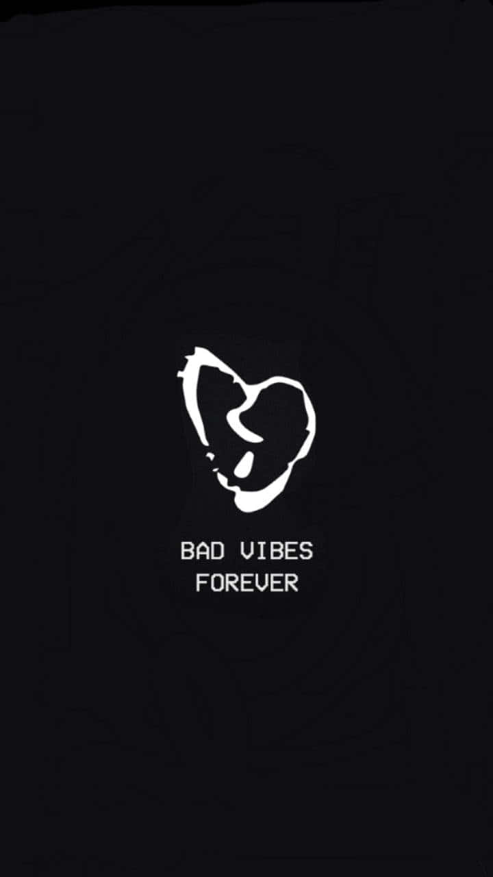 白色心形標誌，下方有文字 bad vibes forever，置於黑色背景上